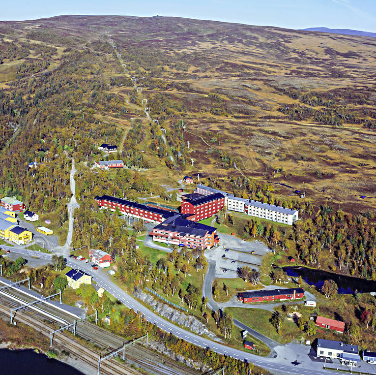 Storlien med högfjällshotellet anläggningar, drönarbild, drönarbilder, drönarfoto, fjällanläggning, flygbild, flygbilder, Flygfoto, flygfoton, hotell, högfjällshotellet, höst, Jämtland, järnväg, samhällen, skidlift, Storlien