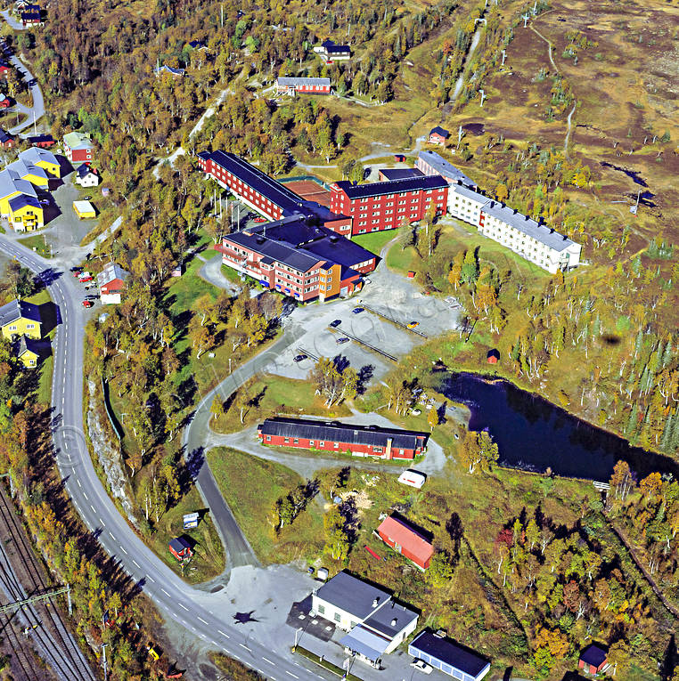 Storlien med högfjällshotellet anläggningar, drönarbild, drönarbilder, drönarfoto, fjällanläggning, flygbild, flygbilder, Flygfoto, flygfoton, hotell, högfjällshotellet, höst, Jämtland, järnväg, samhällen, Storlien