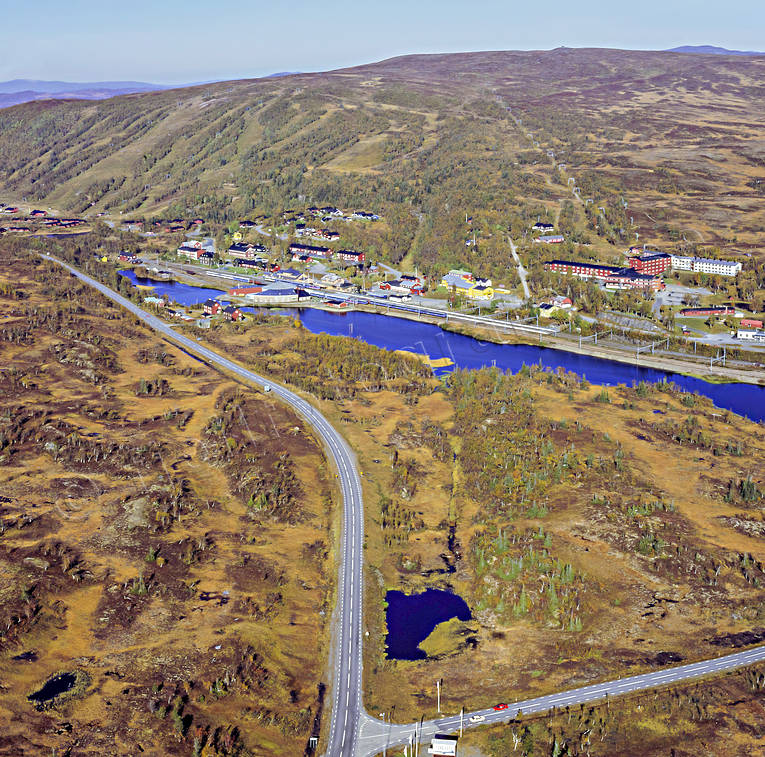 Storlien och vägen mot Norge drönarbild, drönarbilder, drönarfoto, E 14, flygbild, flygbilder, Flygfoto, flygfoton, högfjällshotellet, Jämtland, järnväg, järnvägsstation, planbild, planbilder, samhälle, samhällen, Storlien