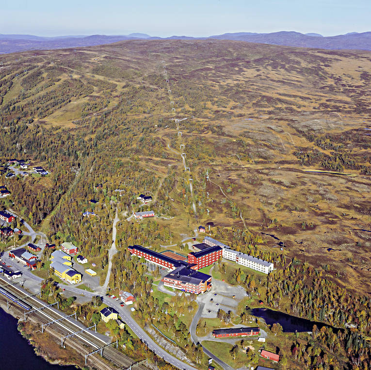 Storliens Högfjällshotell anläggningar, drönarbild, drönarbilder, drönarfoto, flygbild, flygbilder, Flygfoto, flygfoton, högfjällshotellet, Jämtland, järnväg, järnvägsstation, planbild, planbilder, skidbacke, skidlift, sommar, Storlien