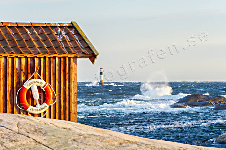 Storm vid fyren bohusklippor, Bohuslän, byggnad, fyr, hav, hus, kust, Landskap, natur, oväder, skärgård, sommar, stuga, Tjurpannan, utsikt, utsiktsplats, vatten, vågor