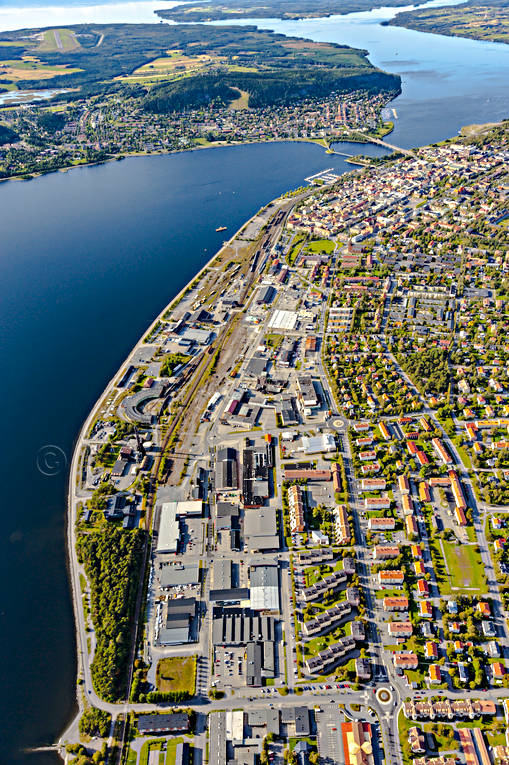 Storsjö Strand Östersund anläggningar, bangård, Bangårdsgatan, bangårdsområde, drönarbilder, drönarfoto, flygbild, flygbilder, Flygfoto, flygfoton, Jämtland, lokstallar, odenslund, Odensvik, Storsjö Strand, städer, Östersund