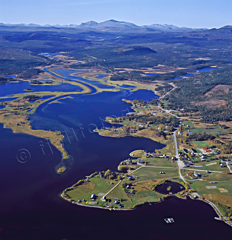 Storsjö mot Helagsmassivet drönarbilder, drönarfoto, fjäll, flygbild, flygbilder, Flygfoto, flygfoton, Helags, Härjedalen, höst, Jämtland, Landskap, Ljungan, samhällen, skog, Storsjö, Storsjön, Svenska Fjällen