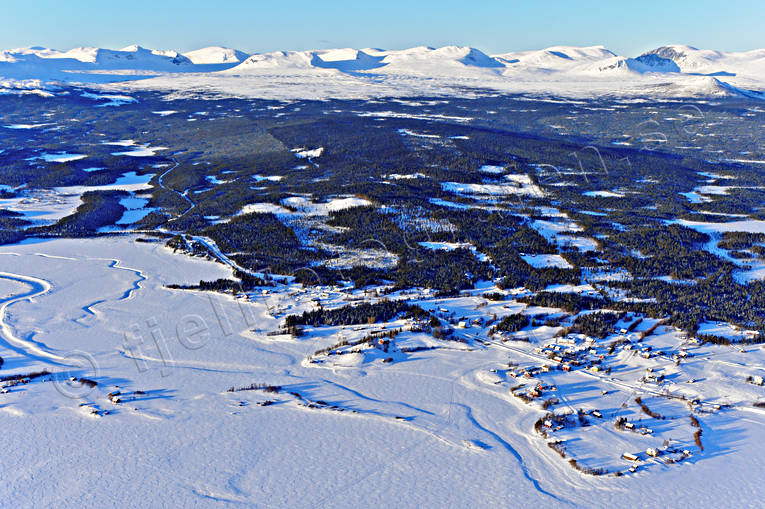 Storsjö mot Härjångsfjällen drönarbilder, drönarfoto, flygbild, flygbilder, Flygfoto, flygfoton, Härjedalen, Härjångsfjällen, kapell, Landskap, Storsjö, vinter