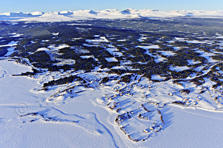 Storsjö mot Härjångsfjällen drönarbilder, drönarfoto, flygbild, flygbilder, Flygfoto, flygfoton, Härjedalen, Härjångsfjällen, kapell, Landskap, Storsjö, vinter