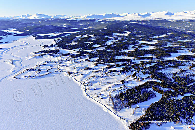 Storsjö mot Härjångsfjällen drönarbilder, drönarfoto, flygbild, flygbilder, Flygfoto, flygfoton, Härjedalen, Härjångsfjällen, kapell, Landskap, Storsjö, vinter