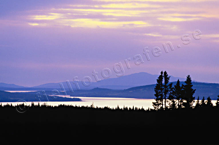 Storsjön Frösön och Åreskutan berg, blånande, fjäll, fjällvy, Frösön, Jämtland, Landskap, sjöar, skogar, skymning, sommar, Storsjön, Åreskutan