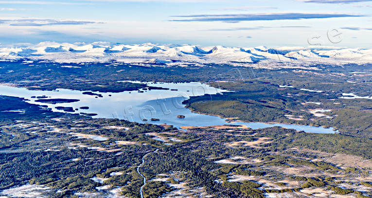 Storsjön och Lunndörrsfjällen drönarbild, drönarbilder, drönarfoto, flygbild, flygbilder, Flygfoto, flygfoton, Henan, Härjedalen, höst, Landskap, Lunndörrsfjällen, Storsjön, Storådörren, vinter, Öster-Henan