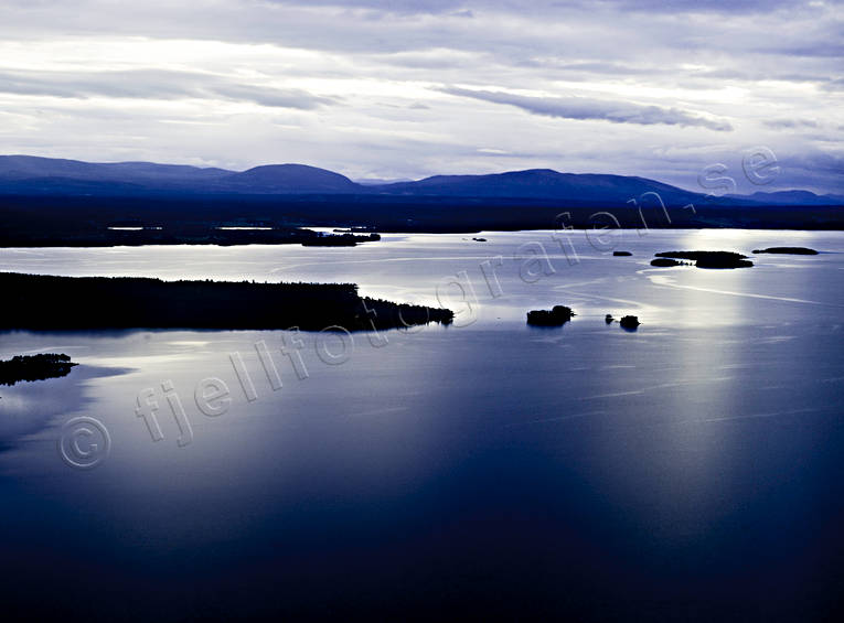 Storsjön och Oviksfjällen blå, canvastavla, Drommen, drönarbilder, drönarfoto, flygbild, flygbilder, Flygfoto, flygfoton, Fototavla, Jämtland, kväll, Landskap, Oviksfjällen, sommar, Storsjön, tavla, Utöarna, Verkön, Västfjället