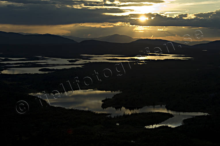 Storslitingarna i Anarisfjällen Anaris, Anarisfjällen, drönarbilder, drönarfoto, fjällsjö, fjällsjöar, flygbild, flygbilder, Flygfoto, flygfoton, Jämtland, kväll, Landskap, sjö, sjöar, skymning, sommar, Storslitingarna, stämning, stämningsbild, stämningsbilder