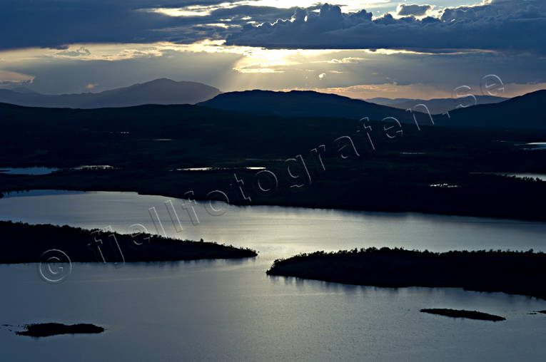 Storslitingarna i Anarisfjällen Anaris, Anarisfjällen, drönarbilder, drönarfoto, fjällsjö, fjällsjöar, flygbild, flygbilder, Flygfoto, flygfoton, Jämtland, kväll, Landskap, sjö, sjöar, skymning, sommar, Storslitingarna, stämning, stämningsbild, stämningsbilder
