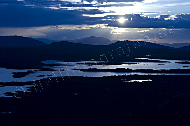 Storslitingarna i Anarisfjällen Anaris, Anarisfjällen, drönarbilder, drönarfoto, fjällsjö, fjällsjöar, flygbild, flygbilder, Flygfoto, flygfoton, Jämtland, kväll, Landskap, sjö, sjöar, skymning, sommar, Storslitingarna, stämningsbilder