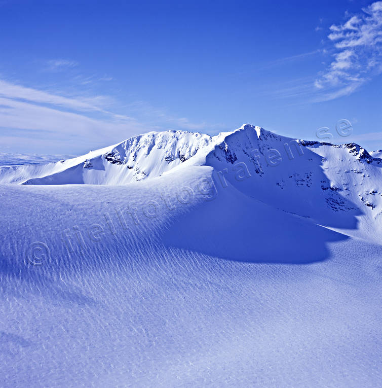 Storsola i Sylarnamassivet blå, drönarbilder, drönarfoto, fjäll, flygbild, flygbilder, Flygfoto, flygfoton, Jämtland, Landskap, Storsola, sylarna, vinter, vinterfjäll