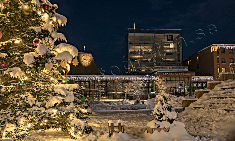 Stortorget Östersund julgran, julstämning, Jämtland, kontor, kväll, Länsförsäkringar, snö, stad, Stortorget, städer, stämning, stämningsbild, stämningsbilder, torg, torget, vinter, vinterkväll, vinterstämning, Östersund
