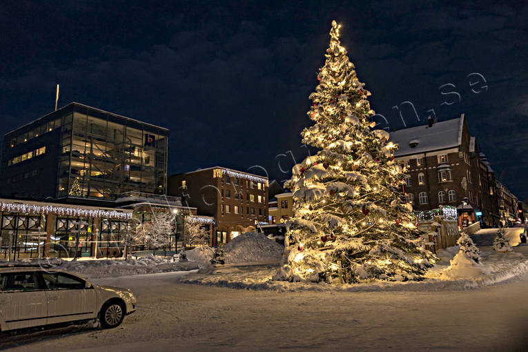 Stortorget Östersund julgran, julstämning, Jämtland, kontor, kväll, Länsförsäkringar, snö, stad, Stortorget, städer, stämning, stämningsbild, stämningsbilder, torg, torget, vinter, vinterkväll, vinterstämning, Östersund