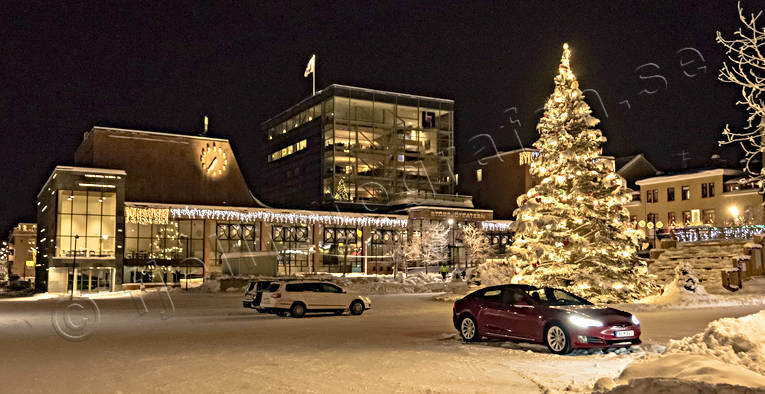 Stortorget Östersund julgran, julstämning, Jämtland, kontor, kväll, Länsförsäkringar, snö, stad, Storsjöteatern, Stortorget, städer, stämning, stämningsbild, stämningsbilder, torg, torget, vinter, vinterkväll, vinterstämning, Östersund