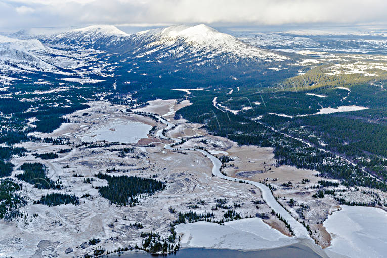 Storvallån och Skäckerfjällen drönarbild, drönarbilder, drönarfoto, Dörrsvalen, flygbild, flygbilder, Flygfoto, flygfoton, frost, frostig, Gaallanavte, höst, Jämtland, Landskap, myrmark, Måstjärnen, Rutsdalen, Skäckerfjällen, Storvallen, Storvallån