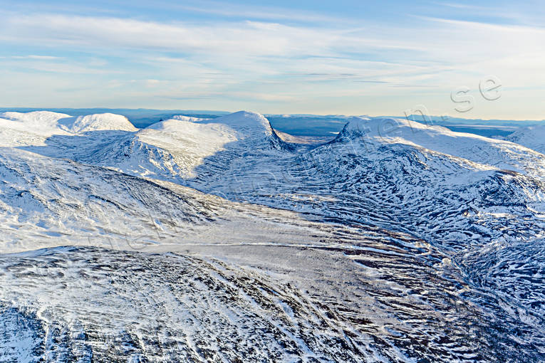 Storådörren i Lunndörrsfjällen drönarbild, drönarbilder, drönarfoto, fjäll, flygbild, flygbilder, Flygfoto, flygfoton, förvinter, Härjedalen, Landskap, Lunndörrsfjällen, Storådörren, U-dal, vinter
