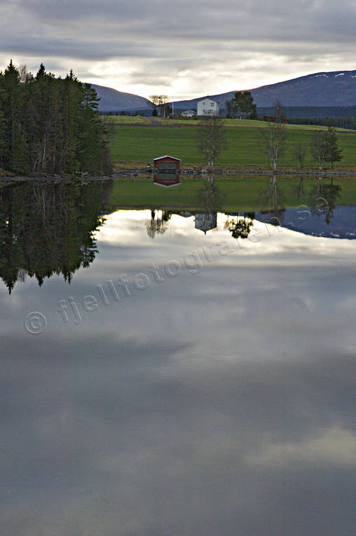 Stuga framför Oviksfjällen höst, Jämtland, Kvitsle, Landskap, Oviksfjällen, spegelblank, spegelblankt, stuga, vattenblänk