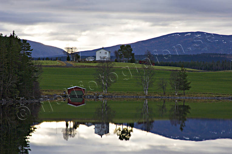 Stuga framför Oviksfjällen höst, Jämtland, Kvitsle, Landskap, Oviksfjällen, spegelblank, spegelblankt, stuga, vattenblänk