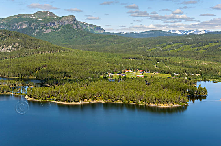 Stugby, Årrenjarka och fjället Kassavare drönarbilder, drönarfoto, flygbild, flygbilder, Flygfoto, flygfoton, Kassavare, Landskap, Laponia, lappland, Saggat, sommar, Årrenjarka