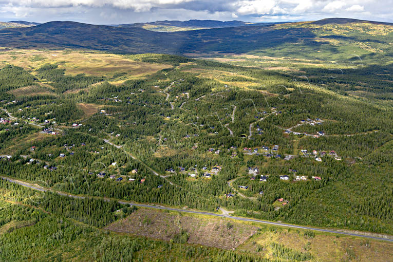 Stugby vid Ottsjö anläggningar, drönarbild, drönarbilder, drönarfoto, flygbild, flygbilder, Flygfoto, flygfoton, Jämtland, Oliverhäll, Ottsjö, Platåkåtan, sommar, stugby, stugor
