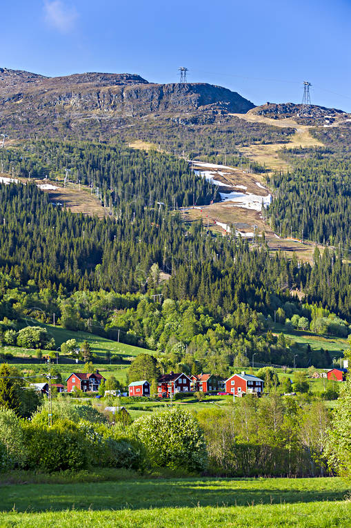 Stugor vid foten av Åreskutan byggnader, fjäll, gårdar, hus, Jämtland, Landskap, natur, sommar, stugor, vår, Åreskutan