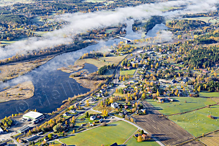Stöde vid Ljungan Flygfoto dimma, drönarbilder, drönarfoto, flygbild, flygbilder, Flygfoto, flygfoton, höst, Ljungan, Medelpad, samhällen, Stöde, Stödesjön