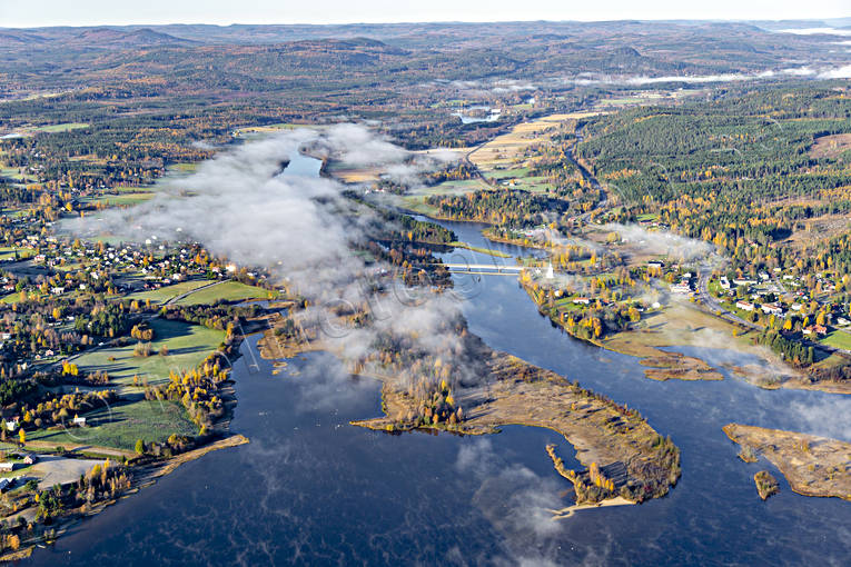 Stöde vid Ljungan Flygfoto dimma, drönarbilder, drönarfoto, flygbild, flygbilder, Flygfoto, flygfoton, höst, Ljungan, Medelpad, samhällen, Stöde, Stödesjön
