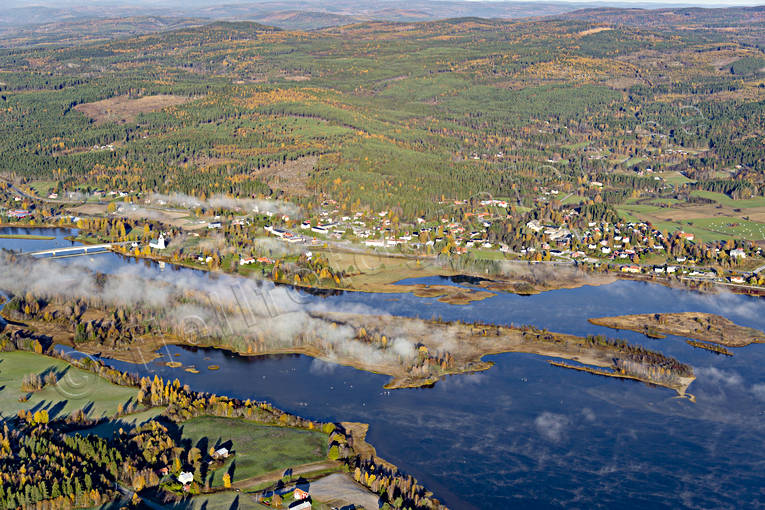 Stöde vid Ljungan Flygfoto dimma, drönarbilder, drönarfoto, flygbild, flygbilder, Flygfoto, flygfoton, höst, Ljungan, Medelpad, samhällen, Stöde, Stödesjön