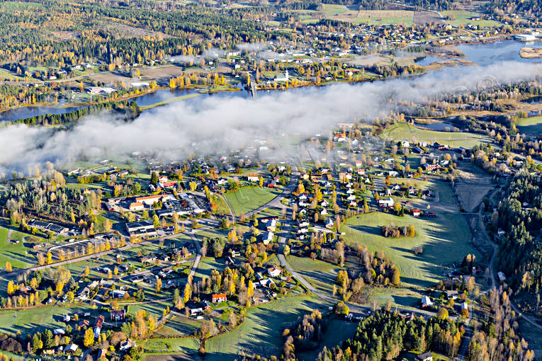 Stöde vid Ljungan Flygfoto dimma, drönarbilder, drönarfoto, flygbild, flygbilder, Flygfoto, flygfoton, höst, Ljungan, Medelpad, samhällen, Stöde, Stödesjön