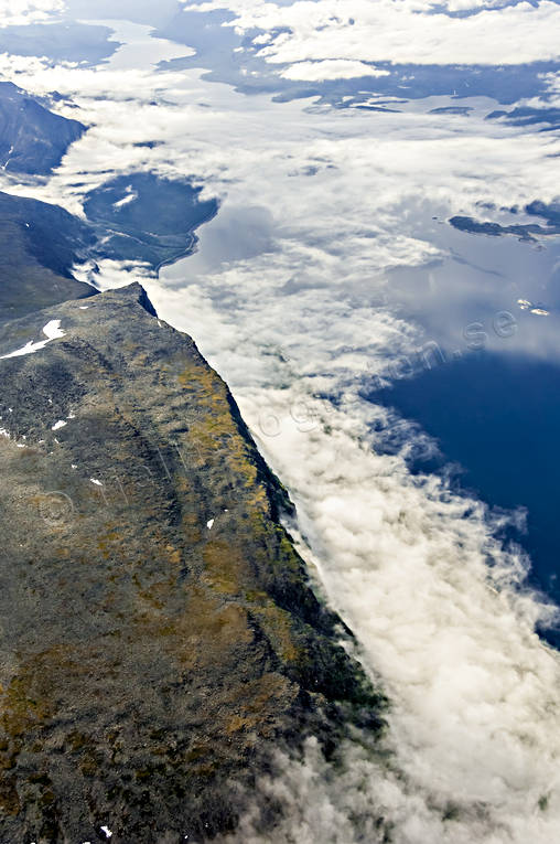 Suorvajaure vid Karnjelapakte drönarbilder, drönarfoto, fjällbilder, FJÄLLEN, flygbild, flygbilder, Flygfoto, flygfoton, Karnjelapakte, Landskap, lappland, sommar, Stora Sjöfallet, stratus, stratusmoln, Suorva, Suorvajaure, Vietas