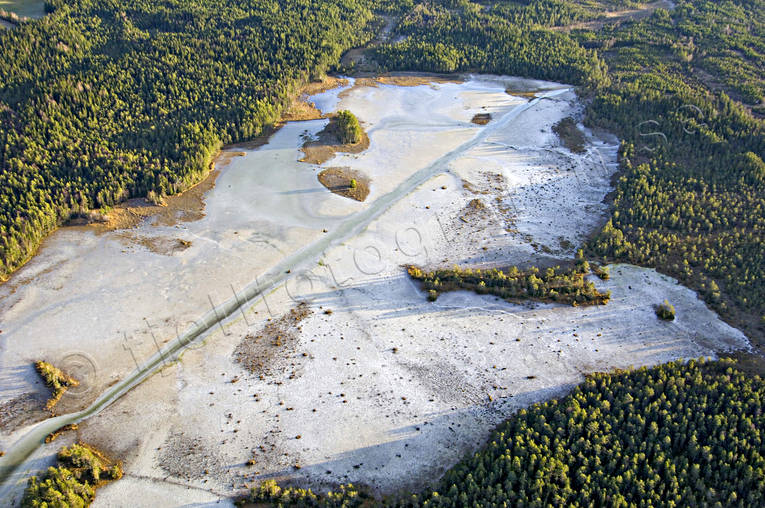 Svedjesjön med bleka bleika, blejka, blejkamyr, bleka, drönarbilder, drönarfoto, flygbild, flygbilder, Flygfoto, flygfoton, fågelskyddsområde, Jämtland, kalk, kalklera, kalkrik, Landskap, myr, myrmark, natur, sommar, svedje, svedjesjön