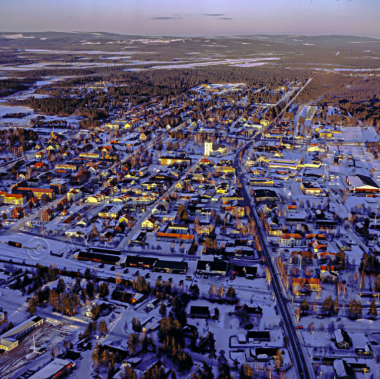 Sveg i kvällsljus drönarbilder, drönarfoto, flygbild, flygbilder, Flygfoto, flygfoton, Härjedalen, kväll, kvällsljus, samhällen, Sveg, vinter