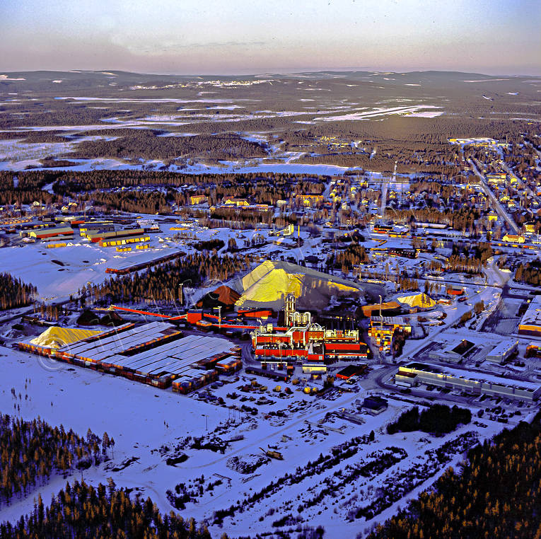 Svegs torvfabrik drönarbilder, drönarfoto, fabrik, flygbild, flygbilder, Flygfoto, flygfoton, Härjedalen, samhällen, Sveg, torvbrytning, torvfabrik, torvtäkt, vinter