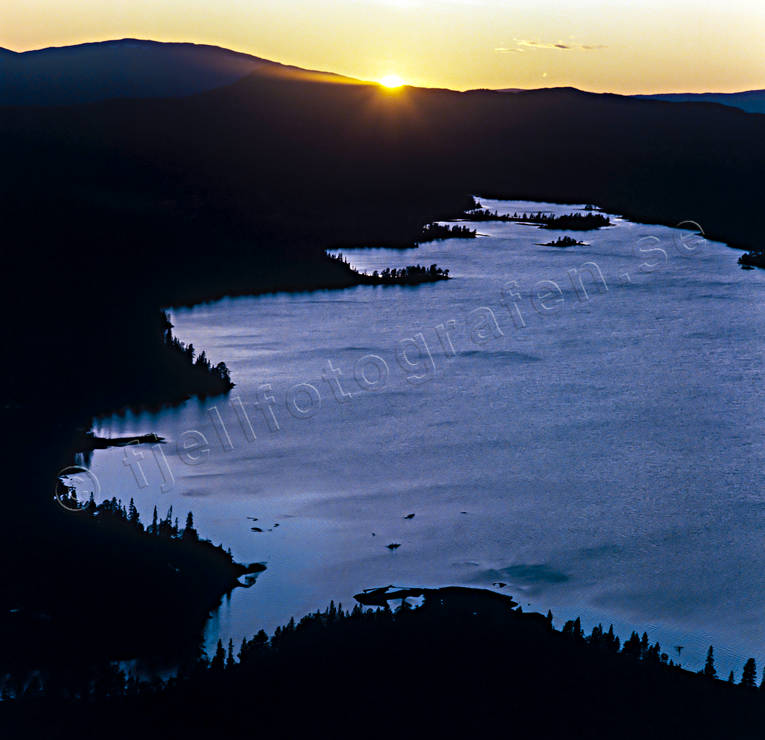 Svenskåns utlopp i Jävsjön drönarbilder, drönarfoto, fjällbilder, FJÄLLEN, flygbild, flygbilder, Flygfoto, flygfoton, Jämtland, Jävsjön, kväll, Landskap, naturreservat, solnedgång, sommar, Svenskådalen, Svenskådalens, Svenskån, vildmark, vildmarksstämning, årstid, årstider, ödemark, ödemarksstämning