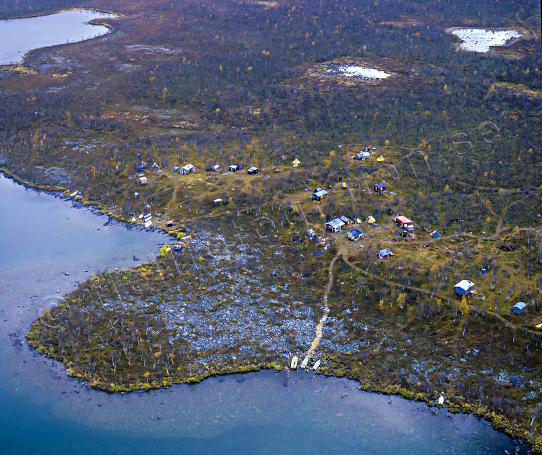 Svine sameviste vid Kåbtåjaure byggnationer, domänreservat, drönarbilder, drönarfoto, flygbild, flygbilder, Flygfoto, flygfoton, höst, Kåbtåjaure, Landskap, lappland, lappläger, sameviste, Sitoätno, stugor, Svenska Fjällen, Svine