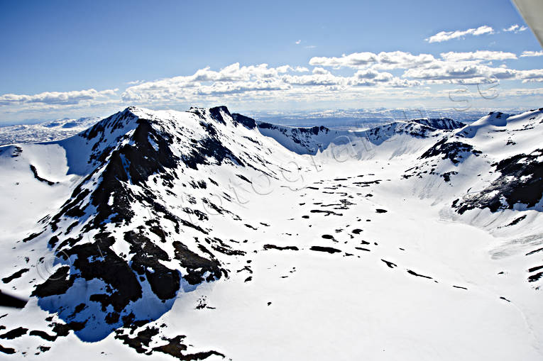 Sylarna i Jämtlandsfjällen drönarbilder, drönarfoto, fjällen, flygbild, flygbilder, Flygfoto, flygfoton, Jämtland, Landskap, sylarna, Sylarnamassivet, vår
