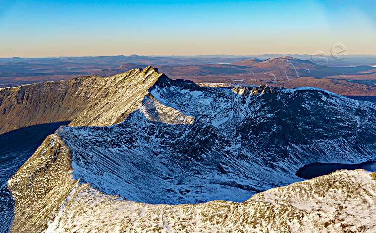 Sylarna i Jämtlandsfjällen drönarbild, drönarbilder, drönarfoto, fjäll, fjälltopp, flygbild, flygbilder, Flygfoto, flygfoton, höst, Jämtland, kvällsljus, Landskap, snöpudrat, storsylen, sylarna, Tempeldalen