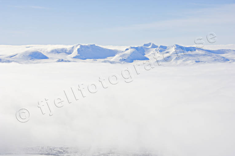 Sylarna ovan moln drönarbilder, drönarfoto, fjäll, flygbild, flygbilder, Flygfoto, flygfoton, Jämtland, Landskap, moln, sylarna, vinter