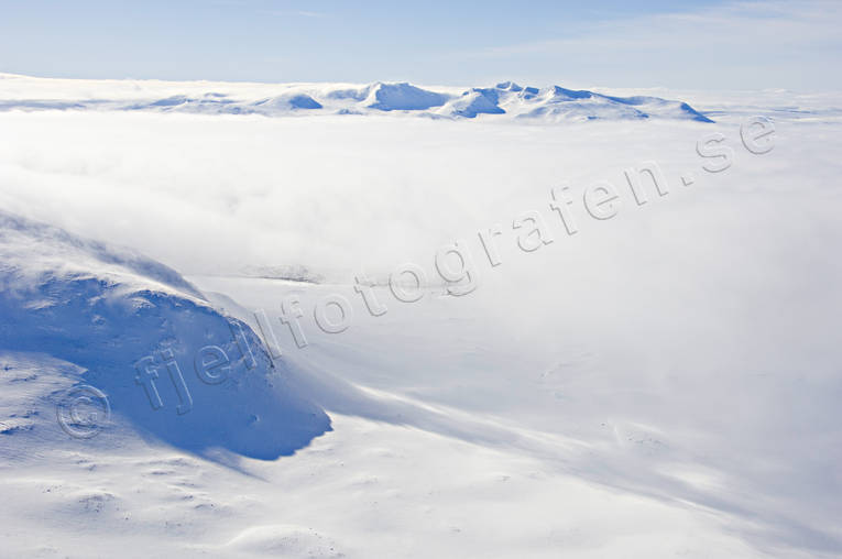 Sylarna ovan moln drönarbilder, drönarfoto, fjäll, flygbild, flygbilder, Flygfoto, flygfoton, Jämtland, Landskap, moln, sylarna, vinter