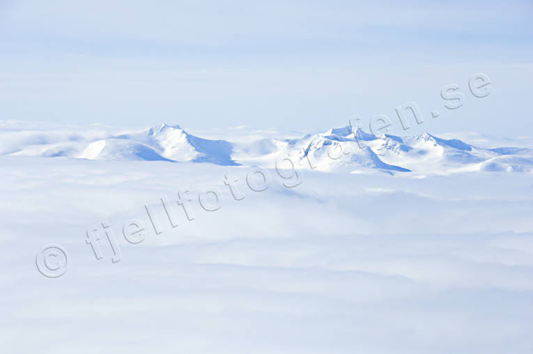 Sylarna ovan moln drönarbilder, drönarfoto, fjäll, flygbild, flygbilder, Flygfoto, flygfoton, Jämtland, Landskap, moln, sylarna, vinter