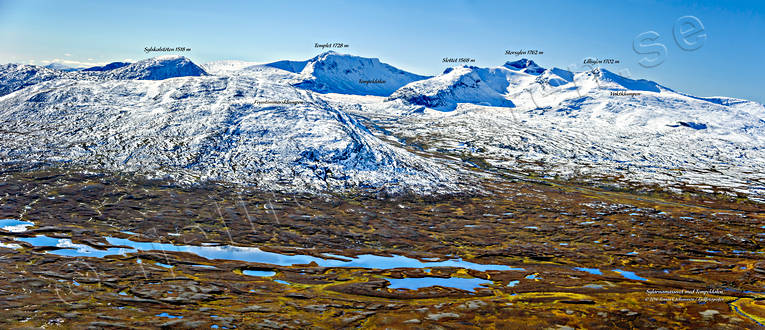 Sylarnamassivet med Tempeldalen canvastavla, drönarbilder, drönarfoto, fjäll, fjällbilder, flygbild, flygbilder, Flygfoto, flygfoton, Fototavla, Fruntimmersklumpen, högfjäll, höst, Jämtland, Landskap, Långtjärnen, panorama, slottet, snöpuddrade, sylarna, tavla, Tempeldalen, templet
