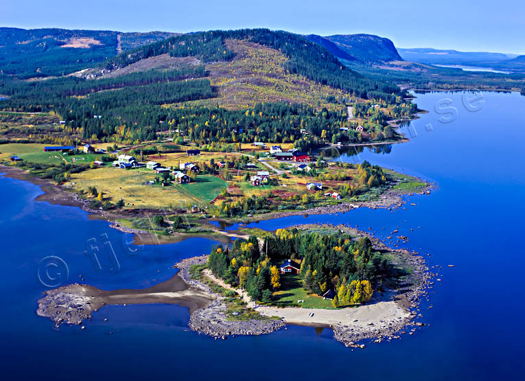 Sågholmen och Örnäsudden drönarbilder, drönarfoto, flygbild, flygbilder, Flygfoto, flygfoton, Gautsträsket, glesbygd, gårdar, hygge, höst, höstfärger, Landskap, lappland, Sågholmen, Örnäsudden