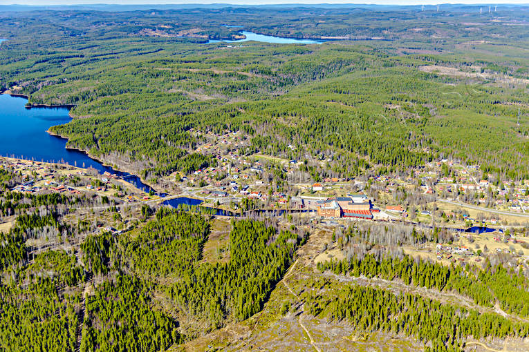 Sågmyra Dalarna Flygfoto Dalarna, drönarbilder, drönarfoto, flygbild, flygbilder, Flygfoto, flygfoton, samhällen, Sågmyra, Sågån, Tistrands, Vrebroströmmen, vår, yllefabrik, Årbosjön