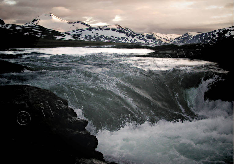 Sårjusjaure vid midnatt fjäll, fjällsjö, fors, forsnacke, högfjäll, Landskap, lappland, midnatt, motljus, nationalpark, nattljus, natur, Padjelanta, sjöfart, sommar, ström, sårjusjaure, vatten