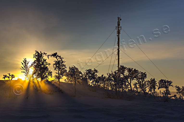 TV-mast i motljus Jämtland, kommunikationer, Landskap, mast, mobilmast, radiomast, solnedgång, solstrålar, stämning, stämningsbild, stämningsbilder, Visjövalen, årstid, årstider