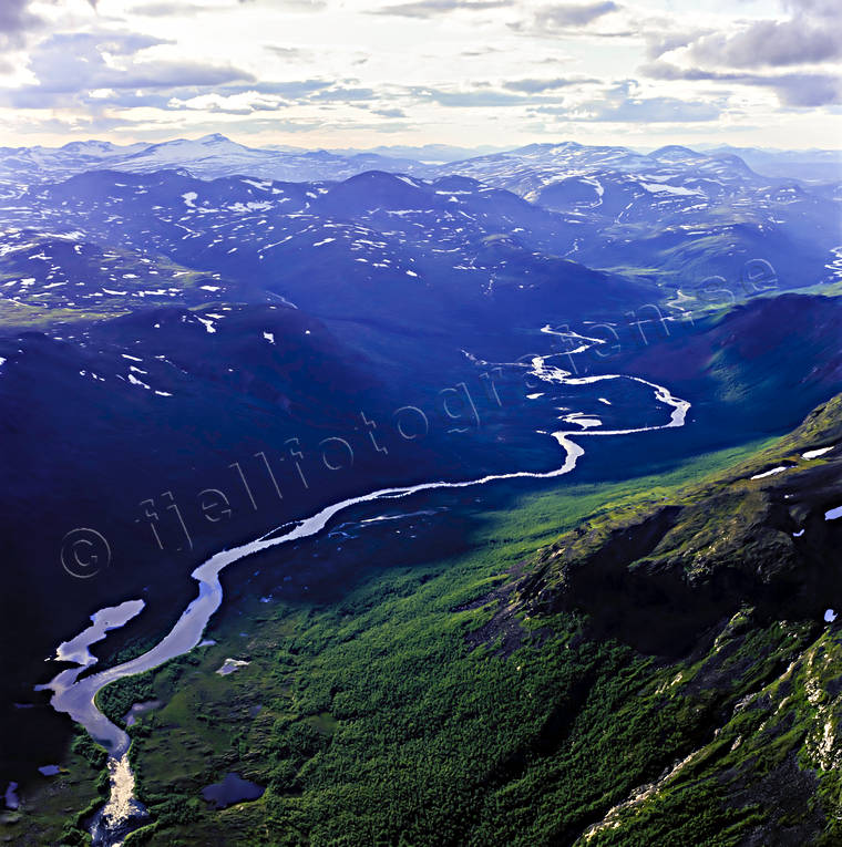 Tarradalen mot Padjelanta drönarbilder, drönarfoto, fjäll, flygbild, flygbilder, Flygfoto, flygfoton, Landskap, lappland, Padjelanta, Rivkonjunnje, sommar, Svenska Fjällen, Tarradalen, Tarraätno, vattendrag