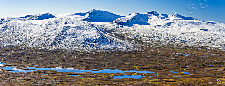 Tempeldalen in mot Sylarna drönarbilder, drönarfoto, fjäll, fjällbilder, FJÄLLEN, flygbild, flygbilder, Flygfoto, flygfoton, Fruntimmersklumpen, högfjäll, höst, Jämtland, Landskap, Långtjärnen, panorama, slottet, snöpuddrade, sylarna, Tempeldalen, templet