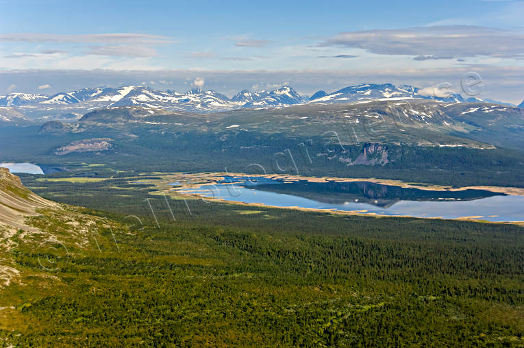 Tjaktjajaure och fjällen i Sarek drönarbilder, drönarfoto, flygbild, flygbilder, Flygfoto, flygfoton, Landskap, lappland, magasin, reglerad, sarek, sommar, stränder, Tjaktjajaure, torrlagda, torrlagt, vattenmagasin